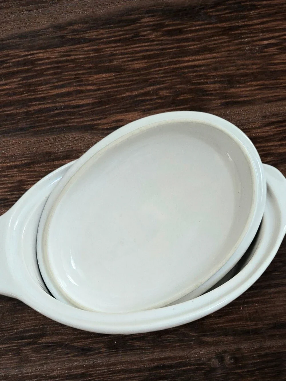 Vtg White oval casserole dish w lid, oven microwave safe, classic ribbed design